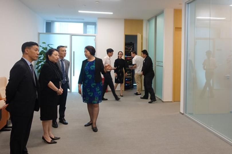 觀摩交流: 鄭若驊（左二）在北京參觀北京互聯網法院。  