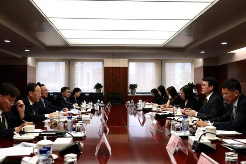 會面共議: 邱騰華（右二）在北京與商務部副部長王炳南（左二）會面。