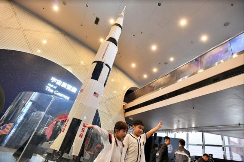 搭載飛船: 土星五號火箭模型由超過20萬塊積木砌成，高達五米。