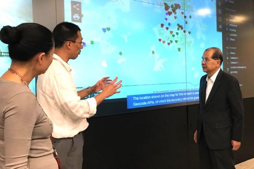 應對颱風: 張建宗（右）視察保安局的緊急事故監察及支援中心。