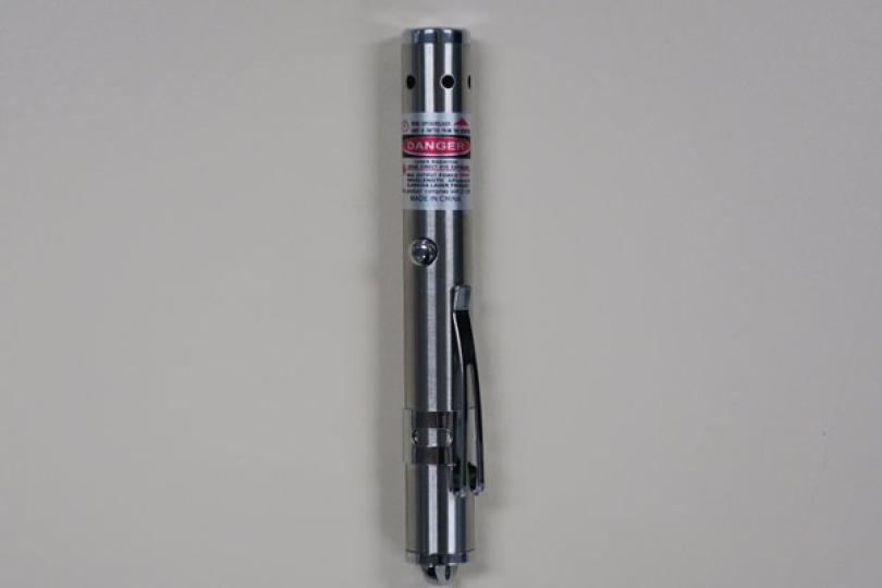 問題產品: 海關在深水埗一零售店檢取一款不安全激光筆。