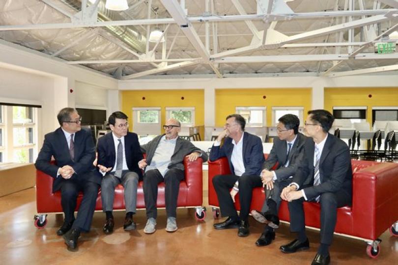 學術交流: 邱騰華（左二）在美國三藩市與史丹福大學Hasso Plattner設計研究所創辦人兼院長David Kelly （左三）、設計力量/產品設計項目執行總監 William Burnett（右三）會面。