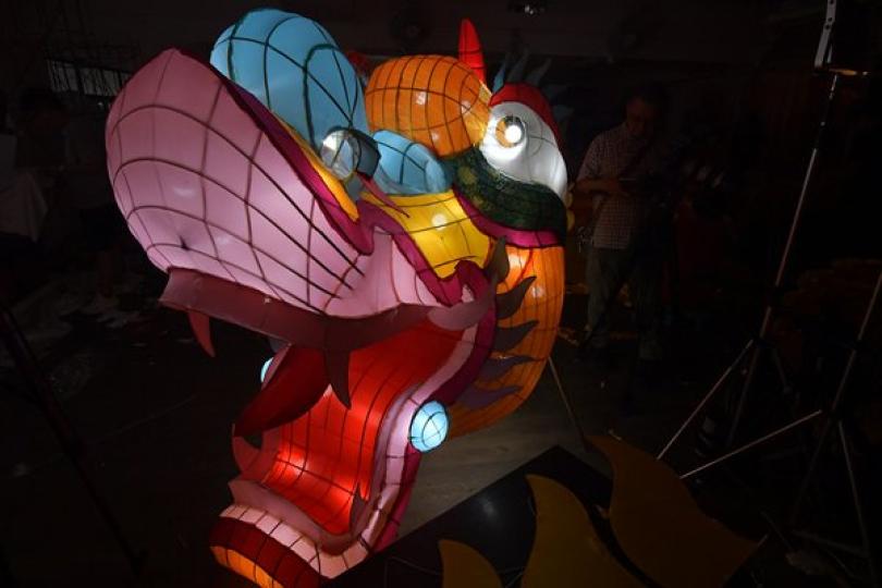 寓意吉祥: 龍是尊貴和吉祥的象徵，故花燈造型為傳統南龍，做工細膩，栩栩如生。