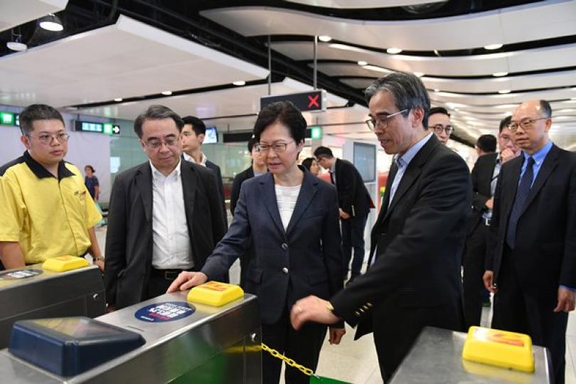 親身視察: 林鄭月娥（左三）視察港鐵中環站被激進示威者大肆破壞後的損毀情況。