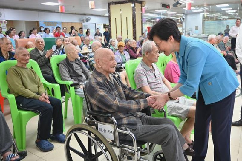 特首探望長者送上佳節祝福