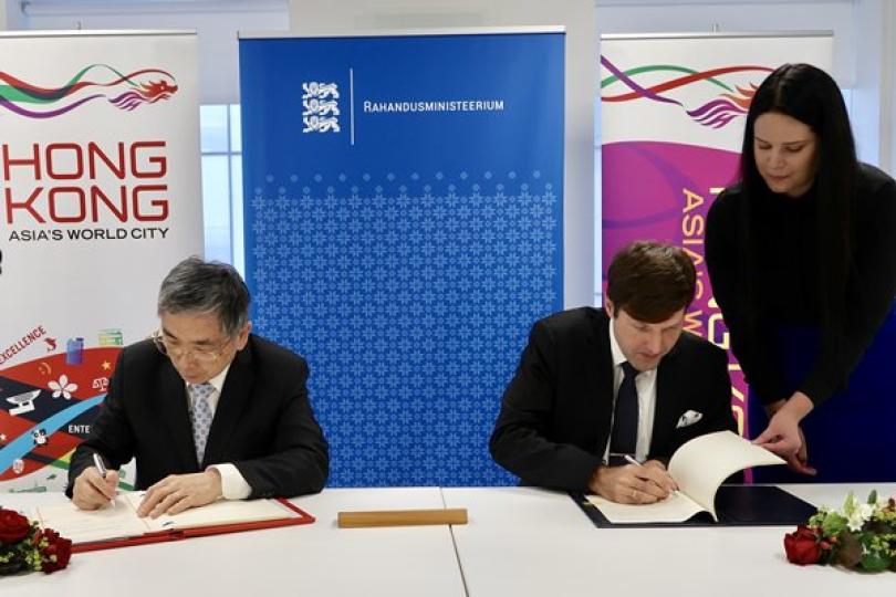 促進投資: 劉怡翔（左）與愛沙尼亞財政部部長Martin Helme（右二）簽署全面性避免雙重課稅協定，進一步拓展香港的稅收協定網絡。