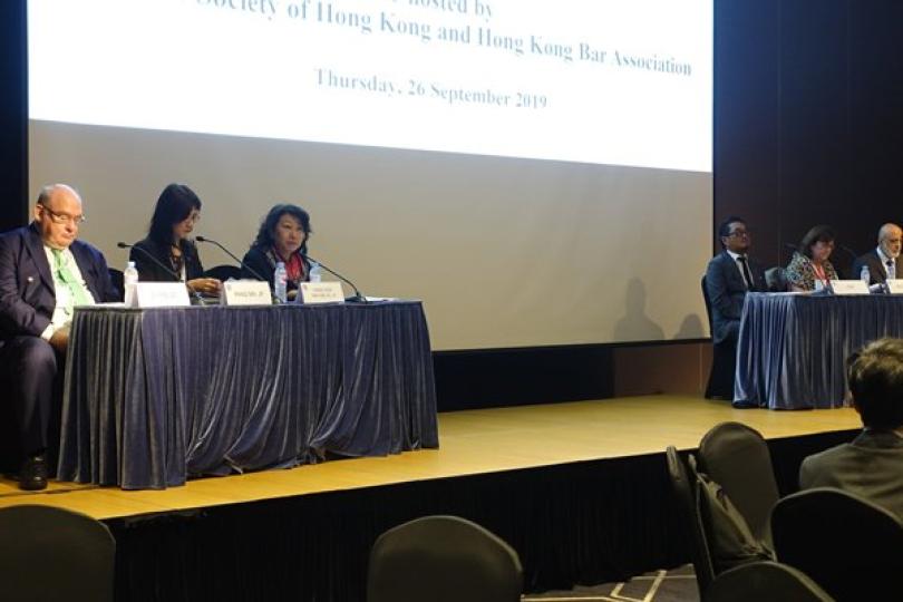 香港優勢: 鄭若驊（左三）在香港律師會和香港大律師公會合辦的早餐會上發表演說。