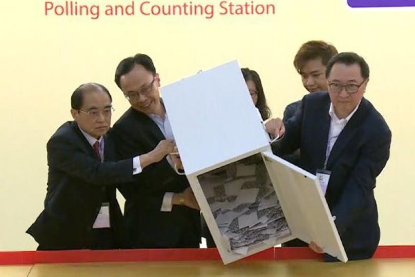 【港聞焦點】警驅散釀人疊人 16人傷重 義務急救員稱疊5層 警指傷勢與人踩人不脗合 | 明報