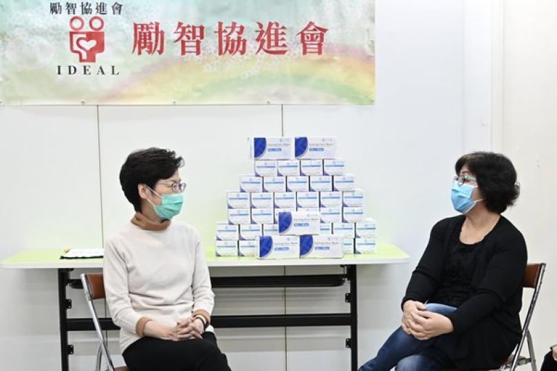 特首轉贈口罩予殘疾人士自助組織