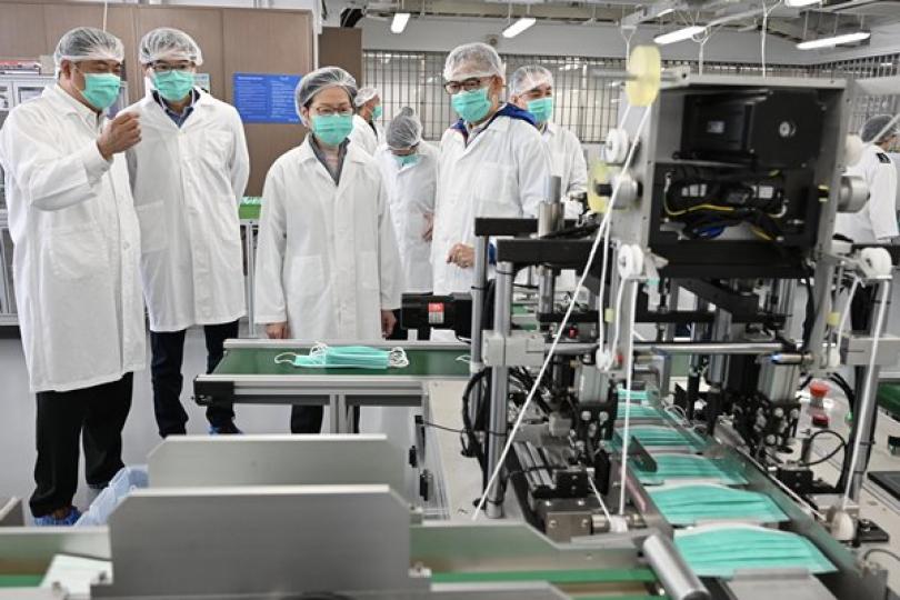 特首視察懲教署增口罩產量情況