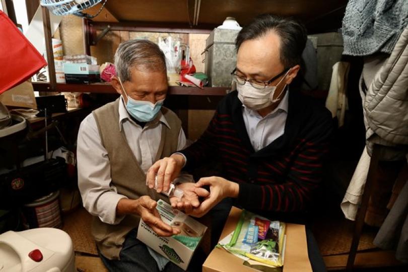 聶德權向弱勢社群送贈防疫物品