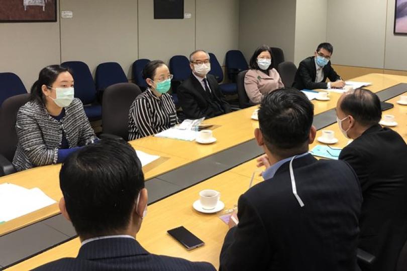 聆聽:  劉江華（後排中）與物業管理、清潔和保安業界代表會面，聆聽他們對優化物業管理業界抗疫支援計劃的意見。