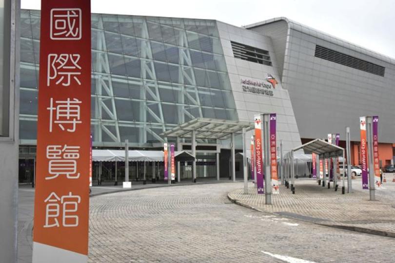 乘中國專機滯摩港人抵港