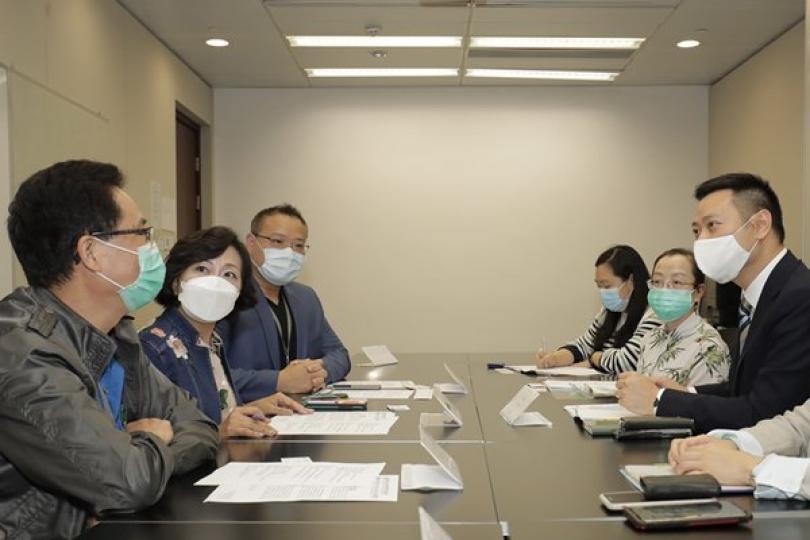 聆聽意見:  徐英偉（右）與物業管理業界代表會面，就優化物業管理業界抗疫支援計劃交流。