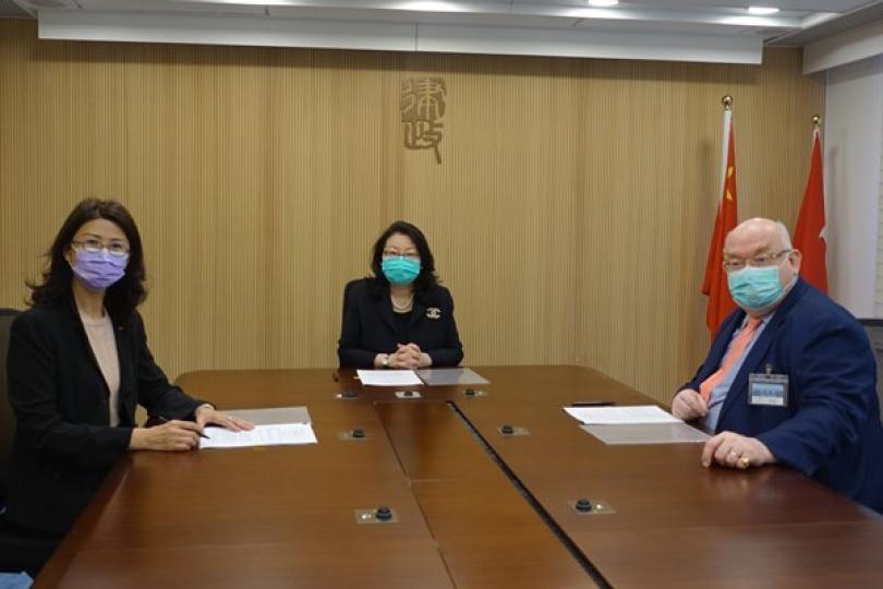 三方合作:  鄭若驊（中）與律師會會長彭韻僖（左）和大律師公會主席戴啟思就法律科技基金簽訂合作備忘錄。