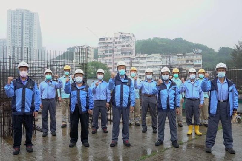 攜手:  黃偉綸感謝建造業界前線從業員和工友，參與《抗疫同舟》音樂短片拍攝工作。