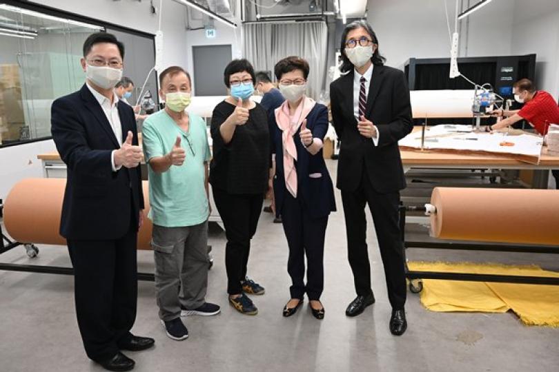特首視察銅芯抗疫口罩生產工場