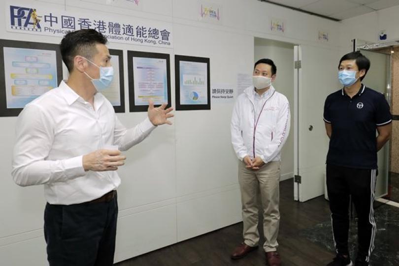訪健身界:  徐英偉（中）到訪中國香港體適能總會，了解其工作。