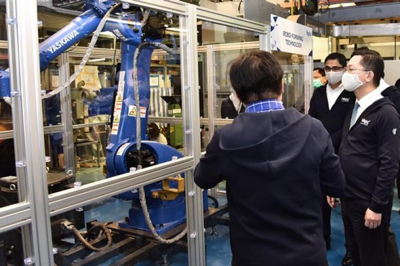 創新技術:  薛永恒（右）參觀香港生產力促進局智能製造及測試設施，了解電流輔助自由成形技術。