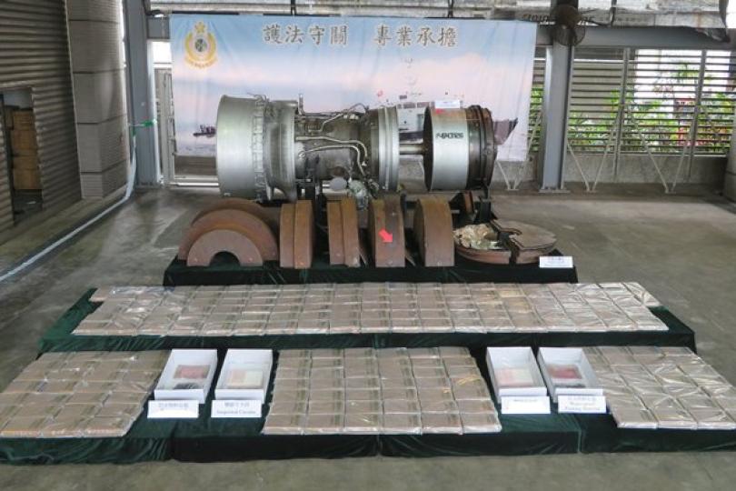 打擊販毒:  海關在葵涌海關大樓驗貨場一個海運貨櫃內檢獲約217公斤可卡因，市值約2億4,600萬元。