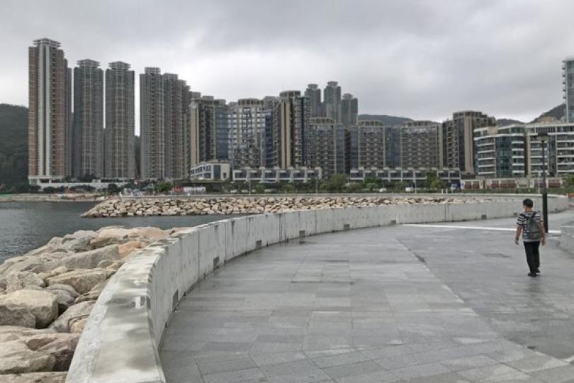 加固堤防:  土木工程拓展署在將軍澳海濱公園加建全長約600米、高約1.1米的防浪牆，以減低風暴期間越堤浪對沿岸居民和設施的威脅。