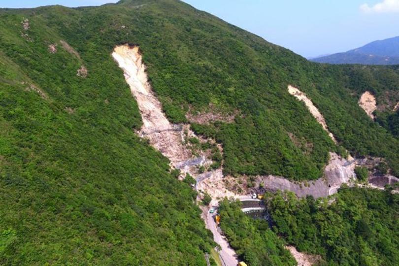 斜坡勘察:  土拓署以無人機勘察和拍攝斜坡情況，再用有關數據拼砌立體數碼模型，以助找出山泥傾瀉的原因和經過。