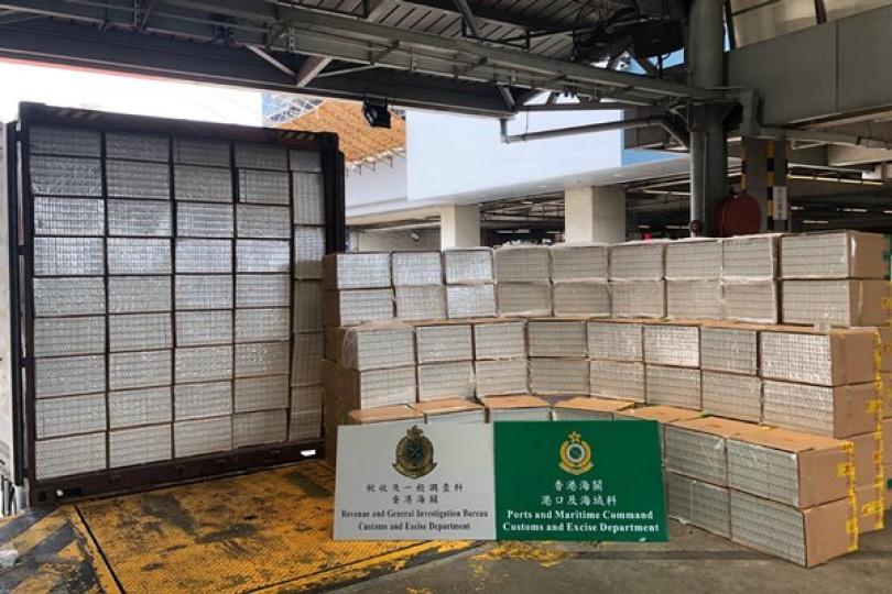 源頭堵截:  海關根據風險評估和情報分析，在葵涌驗貨場檢獲約一千萬支懷疑私煙，估計市值約2,700萬元。