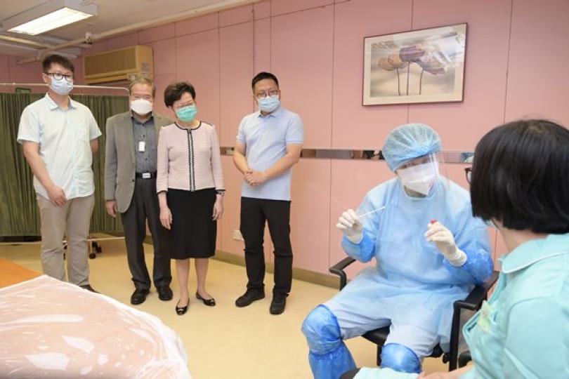 視察檢測:  林鄭月娥（左三）到慈雲山一所護養院，視察院舍員工接受2019冠狀病毒檢測的情況。