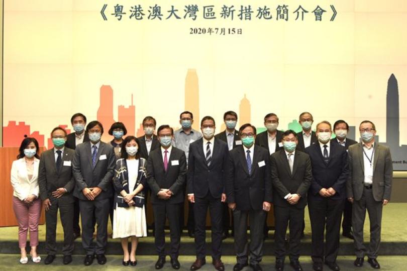 灣區機遇:  政府向建築和工程業界發布便利相關企業和專業人士到粵港澳大灣區九市開業執業的新措施。發展局局長黃偉綸（前排右五）等政府官員和相關專業學會、協會和專業註冊管理局代表出席簡介會。