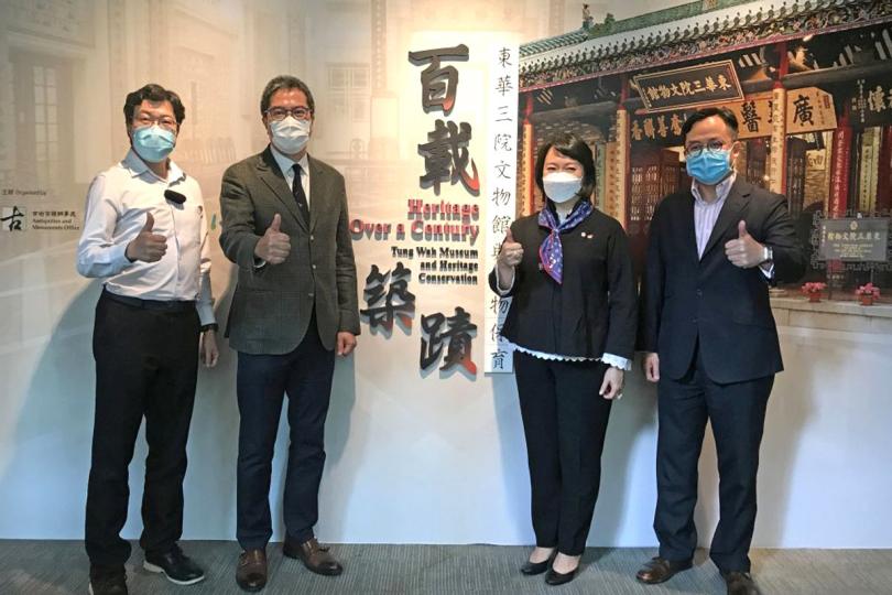  歷史印記:  發展局局長黃偉綸（左二）介紹「百載築蹟---東華三院文物館與文物保育」展覽。