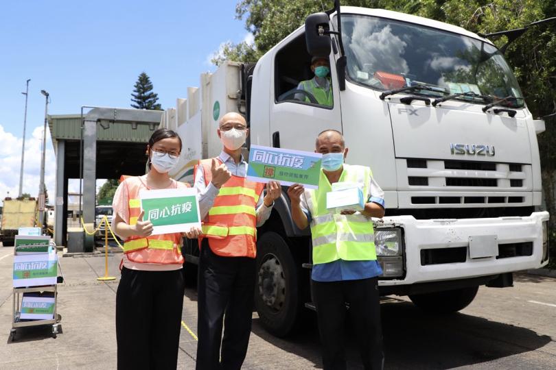 攜手抗疫:  黃錦星（中）到訪北大嶼山廢物轉運站，向廢物運輸車司機贈送口罩。