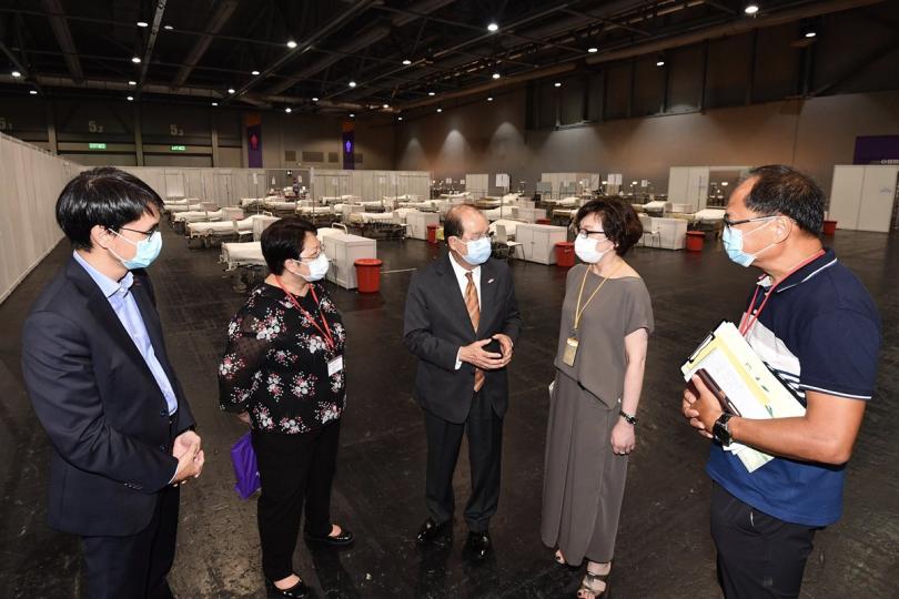做好準備:  張建宗（中）視察在亞洲國際博覽館設立的安老院舍臨時檢疫中心。