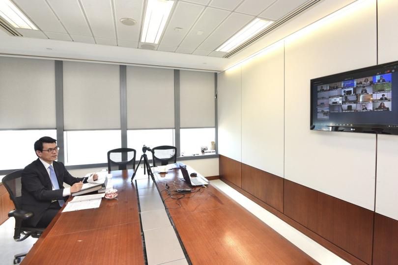 共謀對策:  邱騰華參與亞太經合組織首個以視像形式舉行的貿易部長會議，討論應對2019冠狀病毒病疫情的措施。