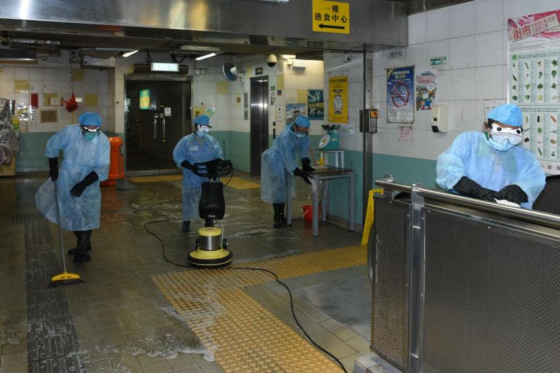 徹底消毒:  食物環境衞生署陸續安排轄下街市進行深層清潔消毒。