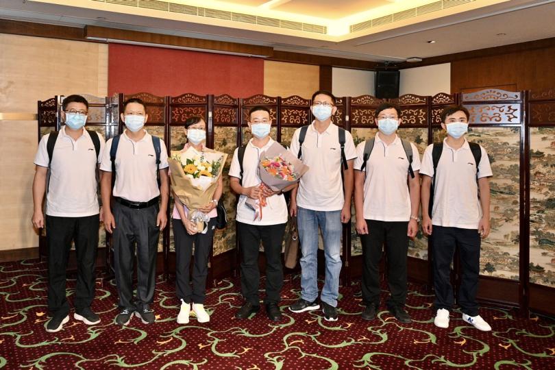 積極回應:  內地核酸檢測支援隊七名先遣部隊成員抵港，協助籌備臨時實驗室的工作，以大幅提升特區病毒檢測能力。