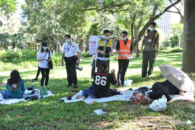 康樂及文化事務署人員在維多利亞公園巡查