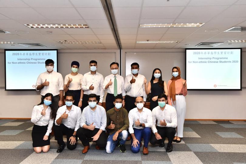 聶德權（後排中）與參加政府部門實習計劃的非華裔學生見面，了解他們的實習體驗。