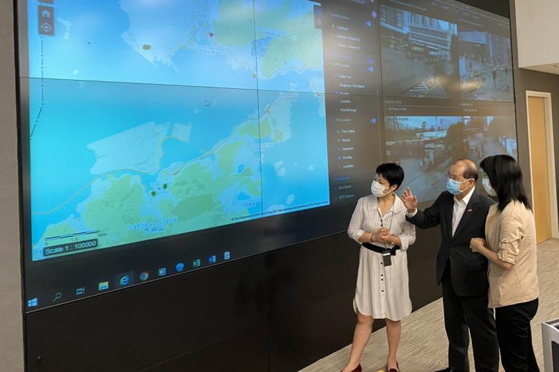 張建宗（中）視察緊急事故監察及支援中心，了解各政府部門應對熱帶氣旋「海高斯」襲港的工作。