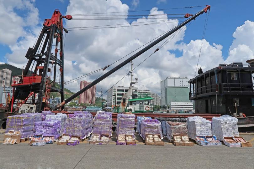 打擊走私:  海關搗破跨境走私凍肉及清洗黑錢集團，檢獲凍肉連同凍結和考慮充公資產總值約1.9億元。