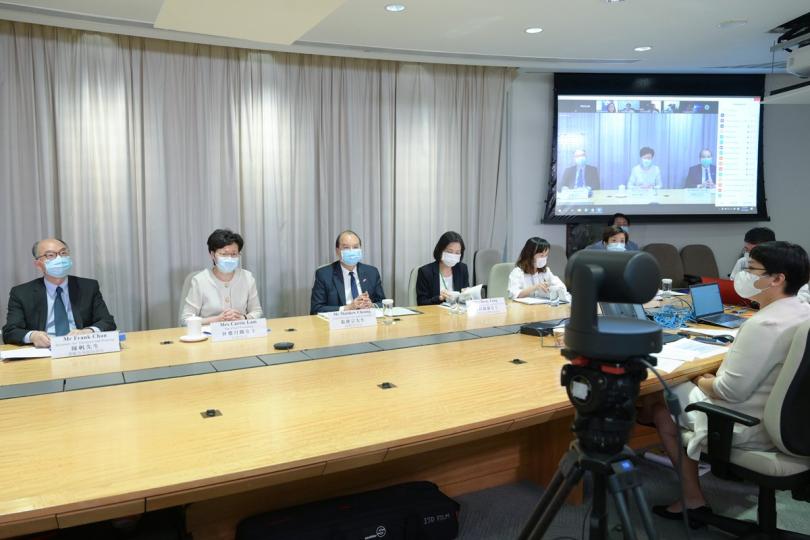 林鄭月娥（左二）與張建宗（左三）、陳帆（左一）一同聽取航空、航運和物流業界持份者對新一份施政報告的意見。