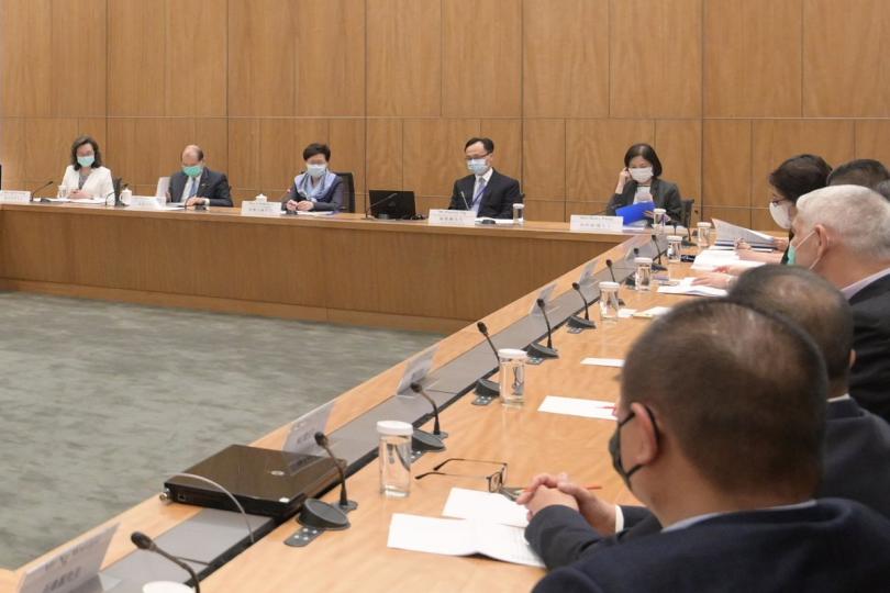 林鄭月娥（左三）、張建宗（左二）、聶德權（左四）出席諮詢會，聽取公務員團體代表對新一份施政報告的意見。