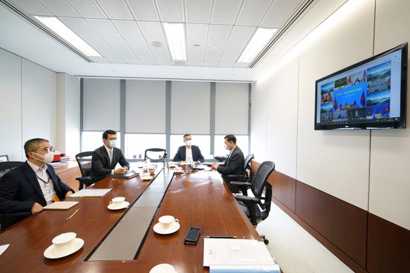 加強合作:  邱騰華（左二）與工業貿易署署長盧世雄（左一）出席第四屆中國香港---東南亞國家聯盟經貿部長視像會議。