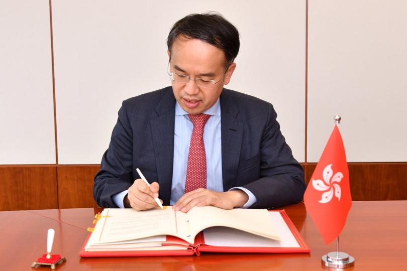 經貿聯繫:  許正宇代表香港特區政府簽署與塞爾維亞的全面性避免雙重課稅協定。