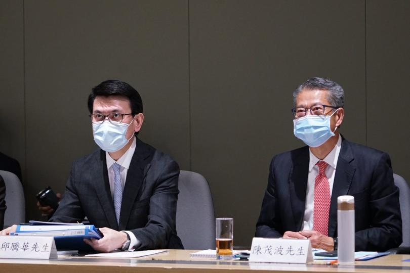 視像會議:  陳茂波（右）、邱騰華出席支持香港全面參與和助力「一帶一路」建設聯席會議第三次會議。