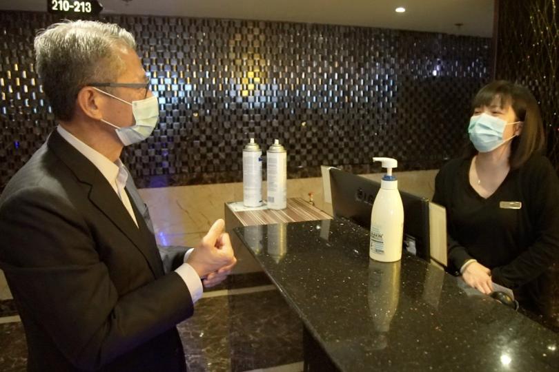 放寬限制:  政府9月18日起進一步放寬部分限制措施，容許多個處所有條件重開。陳茂波到其中一間復業的處所，了解營運情況。