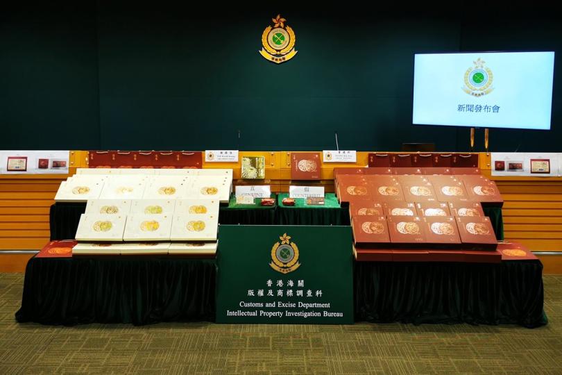 打擊侵權:  海關檢獲懷疑冒牌月餅和懷疑附有虛假商品說明的月餅換領券，估計約值九萬元。