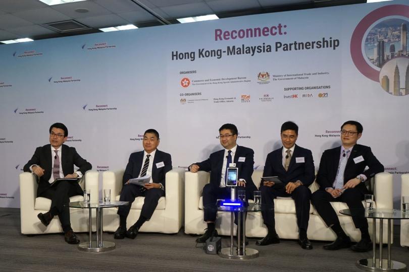 ﻿加強合作:  邱騰華（左）在香港與馬來西亞合辦的網上研討會上回應參加者提問。