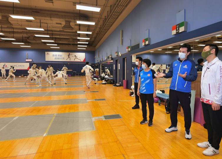 教練講解:  徐英偉（右一）在劍擊館聽取劍擊總教練鄭兆康（右二）講解運動員訓練情況。