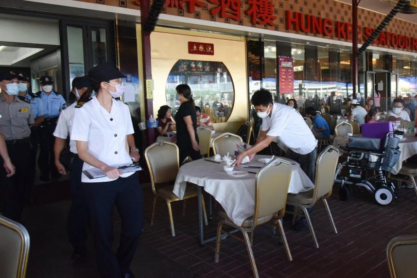 嚴格執法:  食環署與警方採取聯合行動，加強巡查西貢區餐飲處所。