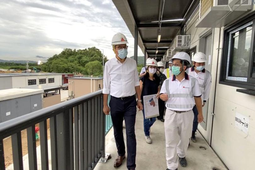 應對疫情:  黃偉綸（左）視察竹篙灣第二期檢疫營舍工程。